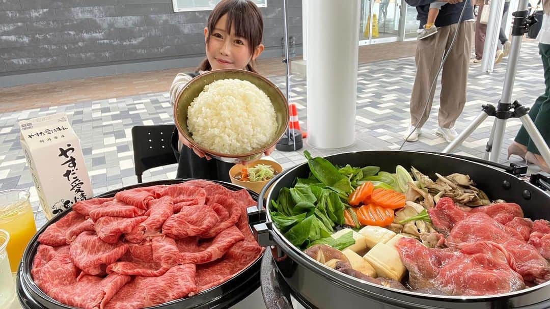 おごせ綾のインスタグラム：「サシ三昧！贅沢お肉とあがの食材の極上すき焼き&至極のやまびこ米のマンガ盛りを大食い‼️  口の中がとろけっぱなし❗️ 幸せすぎて夢みたい❤️  @aganomichinoeki  @satoshokuniku  #道の駅あがの #佐藤食肉 #あがの姫牛  #大食い #すき焼き #やまびこ米  #新潟」