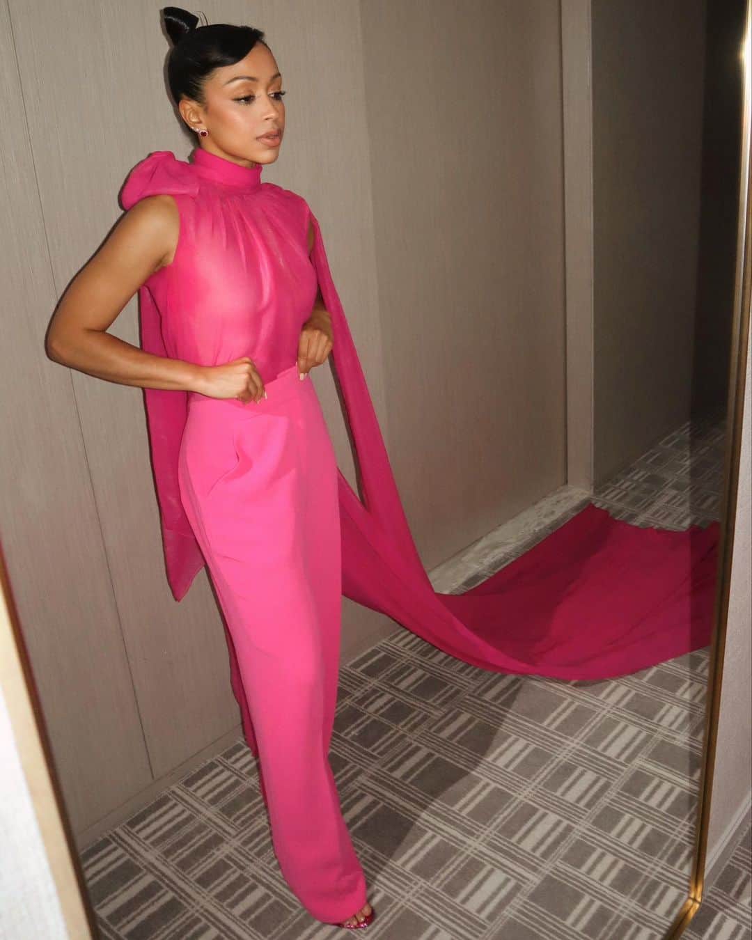 リザ・コッシーさんのインスタグラム写真 - (リザ・コッシーInstagram)「Barbie pink for opening day of @transformersmovie • swipe for spoilers」6月10日 13時10分 - lizakoshy