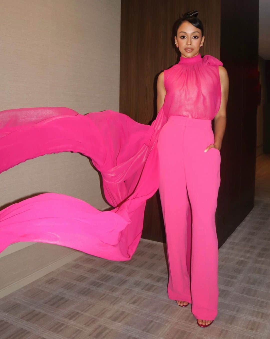 リザ・コッシーさんのインスタグラム写真 - (リザ・コッシーInstagram)「Barbie pink for opening day of @transformersmovie • swipe for spoilers」6月10日 13時10分 - lizakoshy