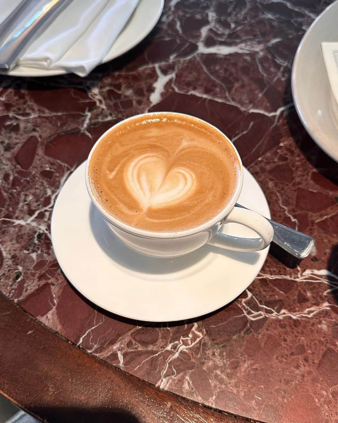 ブレッヒェ・ハイネンのインスタグラム：「☕️♥️🏍️🤳🏼🍇👩🏼🐕」