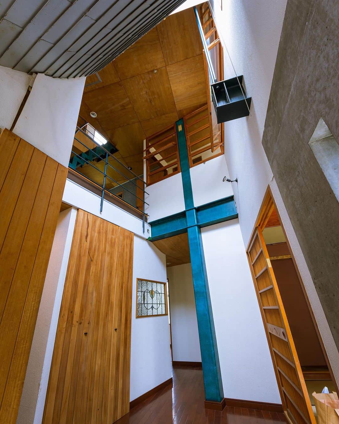 一級建築士事務所hausさんのインスタグラム写真 - (一級建築士事務所hausInstagram)「今日から解体が始まった神戸市須磨区のre.haus-syの着工前内観、1階玄関ホールです。内部も築29年のため汚れや劣化.不具合はありますが、建主のこだわりが感じられるポテンシャルの高い建物です♪  □re.haus-sy□ 兵庫県神戸市須磨区 #rehaus_sy  #建築 #建築家 #家づくり #階段 #工事前 #リノベーション #リフォーム #須磨 #須磨浦公園 #インテリアデザイン #神戸 #設計事務所 #玄関 #リビング #吹抜け #renovation #reform #entrance  #livingroom #stairs #void #suma #kobe #instahome #instahouse #一級建築士事務所haus」6月10日 13時10分 - hausuma