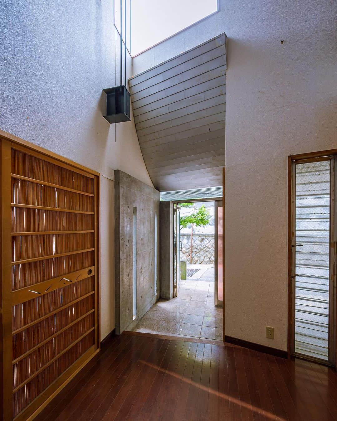一級建築士事務所hausさんのインスタグラム写真 - (一級建築士事務所hausInstagram)「今日から解体が始まった神戸市須磨区のre.haus-syの着工前内観、1階玄関ホールです。内部も築29年のため汚れや劣化.不具合はありますが、建主のこだわりが感じられるポテンシャルの高い建物です♪  □re.haus-sy□ 兵庫県神戸市須磨区 #rehaus_sy  #建築 #建築家 #家づくり #階段 #工事前 #リノベーション #リフォーム #須磨 #須磨浦公園 #インテリアデザイン #神戸 #設計事務所 #玄関 #リビング #吹抜け #renovation #reform #entrance  #livingroom #stairs #void #suma #kobe #instahome #instahouse #一級建築士事務所haus」6月10日 13時10分 - hausuma