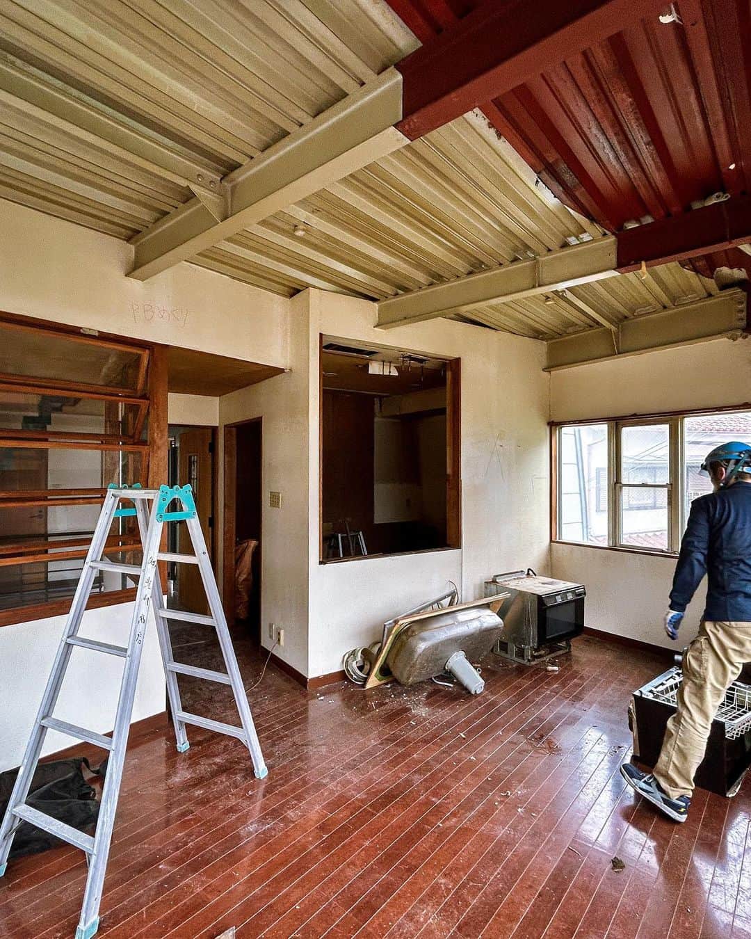 一級建築士事務所hausさんのインスタグラム写真 - (一級建築士事務所hausInstagram)「今日から解体が始まった神戸市須磨区のre.haus-syの着工前内観、1階玄関ホールです。内部も築29年のため汚れや劣化.不具合はありますが、建主のこだわりが感じられるポテンシャルの高い建物です♪  □re.haus-sy□ 兵庫県神戸市須磨区 #rehaus_sy  #建築 #建築家 #家づくり #階段 #工事前 #リノベーション #リフォーム #須磨 #須磨浦公園 #インテリアデザイン #神戸 #設計事務所 #玄関 #リビング #吹抜け #renovation #reform #entrance  #livingroom #stairs #void #suma #kobe #instahome #instahouse #一級建築士事務所haus」6月10日 13時10分 - hausuma