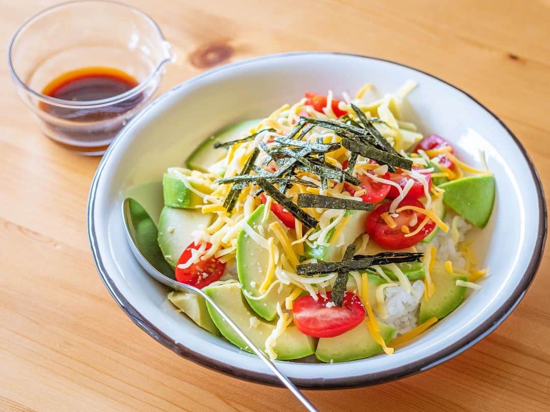 haru.のインスタグラム：「. カットしたアボカドとプチトマトにチーズと海苔を乗せた適当ランチ🍴 わさび醤油で。 . コストコのアボカドは大きくておいしいから好き。 熟すのも失敗しないんだよな…なんでだろ？ . . . #箱根おうちごはん」