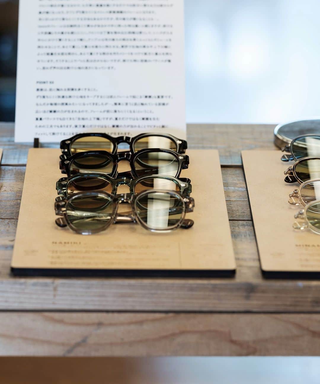 ヒラハルさんのインスタグラム写真 - (ヒラハルInstagram)「「こんなふうに作っているんですね！？」「手づくりの理由が分かりました」。ご覧いただいたお客様からも驚きの声が上がっていました。  眼鏡の一大産地・福井県鯖江市で、 50年以上眼鏡を作り続ける #谷口眼鏡 が手がける 日本のクラフトサングラス『tesio』  @taniguchiopt_turning_tesio  このtesioを 直に手にとってお確かめいただけるイベントを 長野県東御市 #問tou @toutokai にて開催中です🕶  現在、tesioのオリジナルモデルのご試着と販売に加え、 サングラスやめがねの製造工程の模型の展示が行われています。  ・  サイズや重心のバランスがよく、見た目も重くなりすぎない 日本人の顔に合わせやすいのがtesioの魅力。  近所へのお買い物からキャンプ・旅行まで、 シーンを選ばず掛けやすいデザインとなっているのも特徴です。  さらに傷や不具合に対するリペア体制も有償ですが整っていますので、 長く付き合うことができます。  ・  谷口眼鏡 tesioのポップアップイベントは 6/26（月）まで開催中！  本日6/10(土)と6/11(日)は、 ブランドディレクターの永山さんにお越しいただいています。  メガネやサングラスが作られる工程の話から、 鯖江市周辺地域のものづくりの話まで、 いろいろとお聞きできる機会となっております。  メガネもサングラスも、とにかくかけてみることが大切。 いつもと違う自分が見えてくるかもしれませんよ。  ・・・・・・・・・・・・・・・  #パンと日用品の店わざわざ #わざわざ #wazawaza  #長野県 #東御市 #長野県観光 #芸術むら公園 #カフェ #コーヒー #本屋 #ツバメコーヒー  #谷口眼鏡 #tesio #サングラス」6月10日 13時15分 - wazawazapan