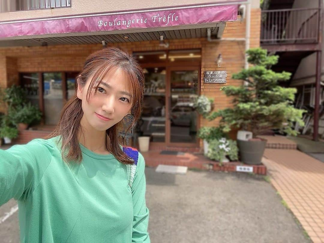 阿川麻美さんのインスタグラム写真 - (阿川麻美Instagram)「100%国産小麦と有機素材を使い 無添加で時間をかけて作っているパン屋さん🍞 横浜、上大岡からバスで少し行ったところにあるよ🚌  実はシェフが小麦アレルギーとのことなのですが 自分で作ったパンならいくら食べても大丈夫なんだって😳！凄い…！  添加物に頼らず素材本来の旨味を引き出す、 こだわりの製法で焼き上げているとのこと。  息子がパン大好きだから毎日あげてた時期があったの。でもふとパンって 毎日食べても大丈夫なのか不安になって 添加物とかパンについて色々調べてみると怖いことがたくさん出てきて… それ以来、コンビニのパンはほとんど買わなくなった。 こうやってこだわっているパン屋さんはなかなか少ないので出会えて嬉しい💓  またお邪魔したいと思います‼︎  PR @boulangerietrefle #横浜パン屋 #横浜グルメ #芹が谷グルメ #横浜スイーツ #トレフール #国産小麦 #横浜焼き菓子」6月10日 13時21分 - asamichi922