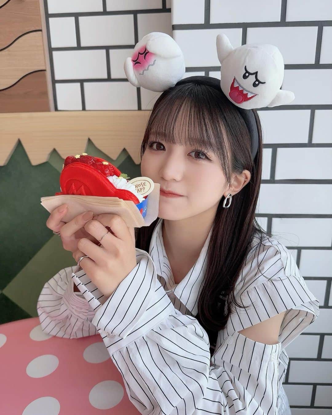 坂田心咲のインスタグラム：「. 甘党女子なのだ🍓🍰🍭🍬🧁𓈒 𓏸𓈒𓂂𓂃♡  #NMB48 #坂田心咲 #アイドル #05 #jk #ljk #melotte #ロマンティックローズ #ユニバ #ユニバカチューシャ #ユニバフード #usj #マリオ #ポケモン #甘党 #甘党女子」