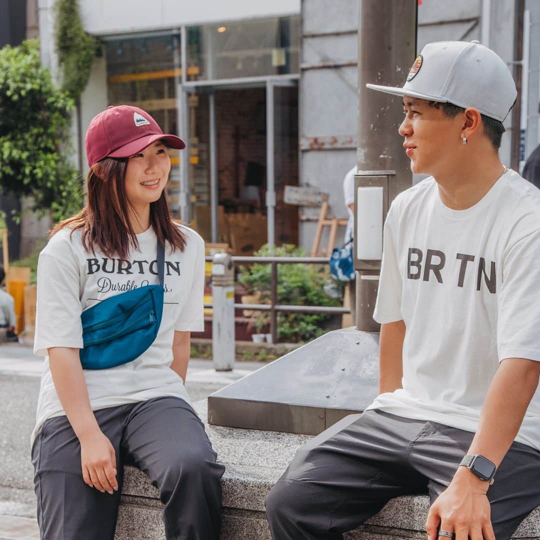 のインスタグラム：「夏に向けて定番白Tシャツはゲットしましたか？Burtonではバラエティ豊かなTシャツをラインナップしています。しかも、そのほとんどがオーガニックコットンを使用し、人にも環境にも優しく、着心地も抜群。これからの季節はクールでエコなTシャツで出かけましょう！ Photo: @kentarosnow  写真左 @leila_iwabuchi 着用サイズ: XS 写真右 @shu1ch1r0918 着用サイズ: L #Burton #Outdoors #SS23Burton」