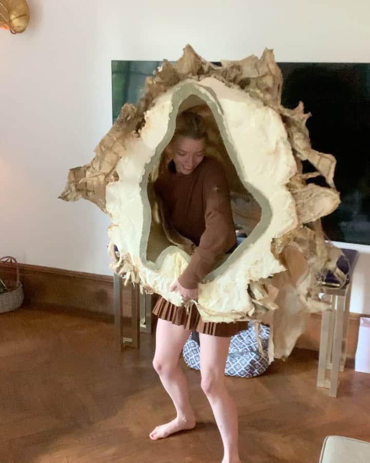 アニャ・テイラー＝ジョイのインスタグラム：「Six day week guilt so I stole him an egg from set 🥚」