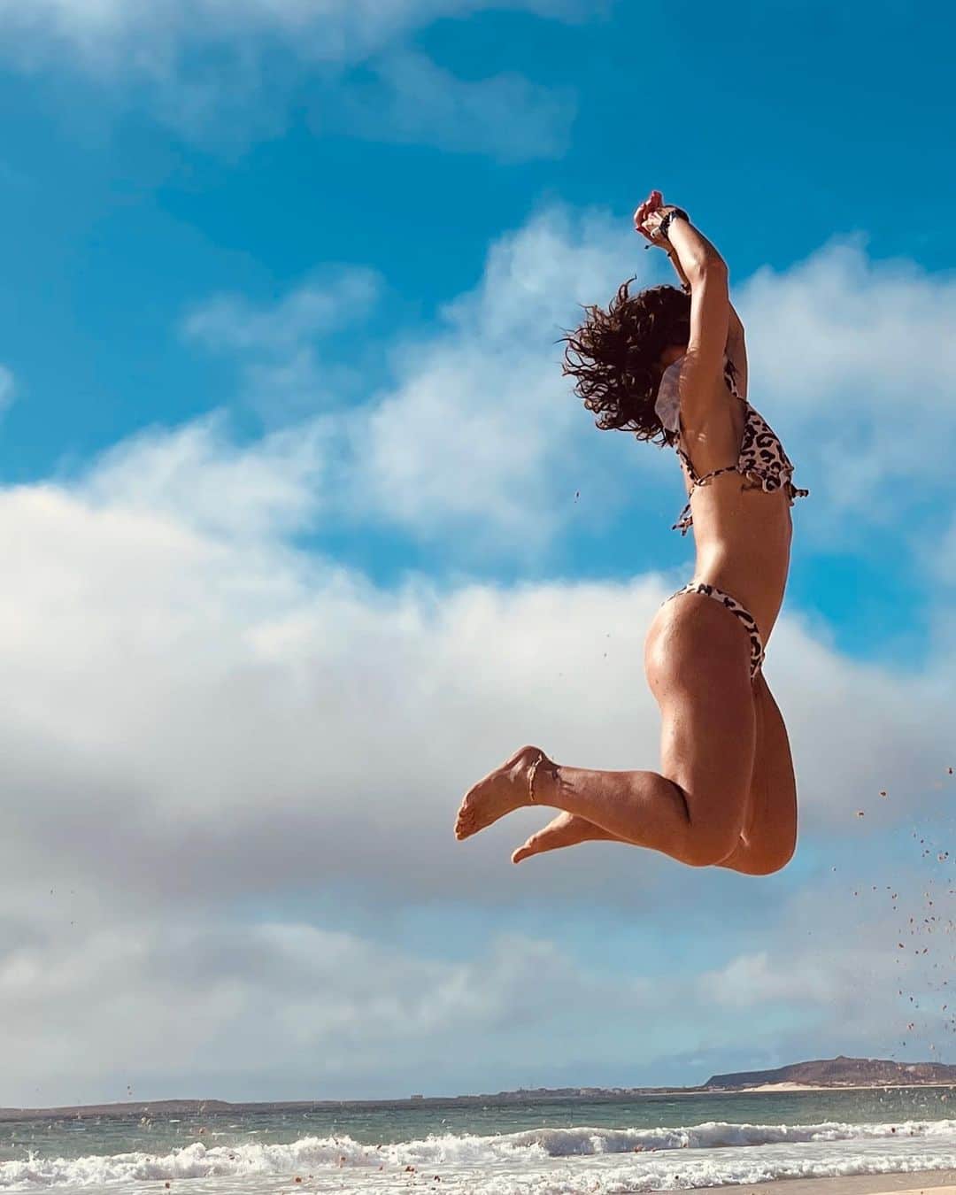 ロベルタ・ロデギエーロのインスタグラム：「Come primo giorno, ci siamo 🏝️☀️🌊🍹」