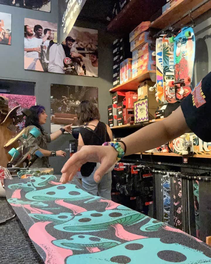 zumiezのインスタグラム：「Come build a board with us 🛹🤪 @zumiez #zumiez #skate #skateboard  #completeboard #grip #wheels #skateshop #build #buildwithme #mallofgeorgia」