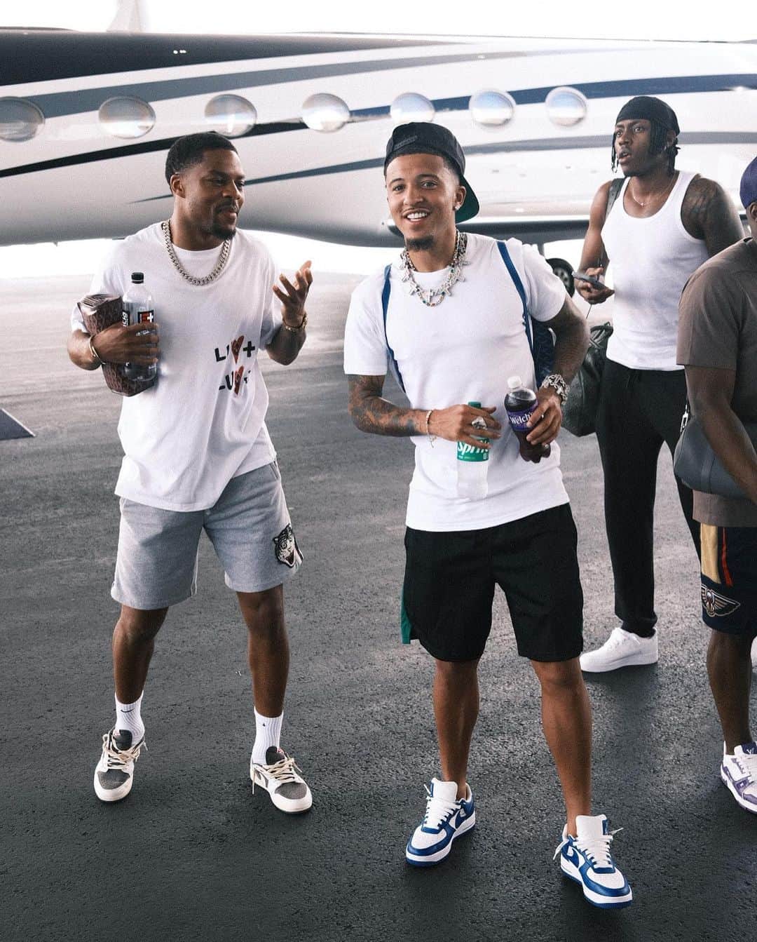 チュバ・アクポムのインスタグラム：「God Did ! 🙏🏾🏝🛩 ⛅️😎」