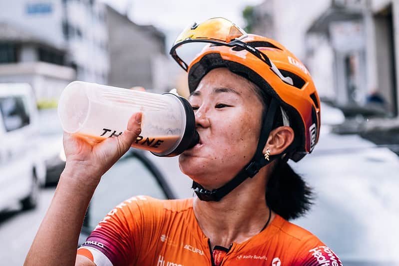 與那嶺恵理のインスタグラム：「Recovery first (fast 😇) @thornehealth 🧡  Wish I can be well for the team on tomorrow’s BIG stage 📈⛰🤞🏻 . . Today I checked and covered attack from beginning and the good escape group I’m in was created  almost😤Then….. the race was neutralized 😭= ALL Together 😭 Anyway, Try again… . . 📸: @oskarsbrook  #今日のエリさん　#HumanPoweredHealth」