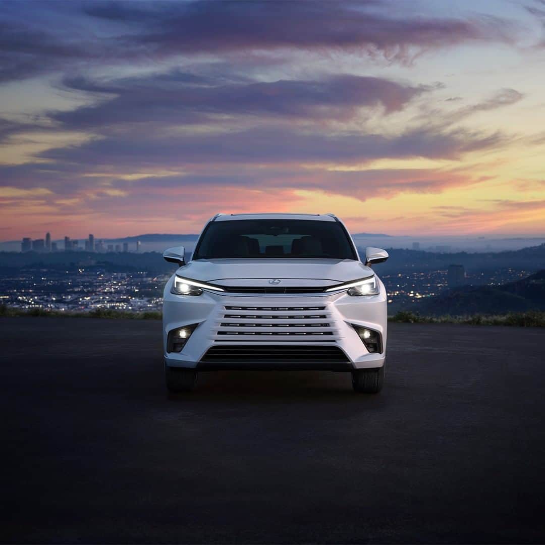 Lexus USAのインスタグラム：「As accommodating as it is alluring. Introducing the three-row #LexusTX. Link in bio to learn more.」