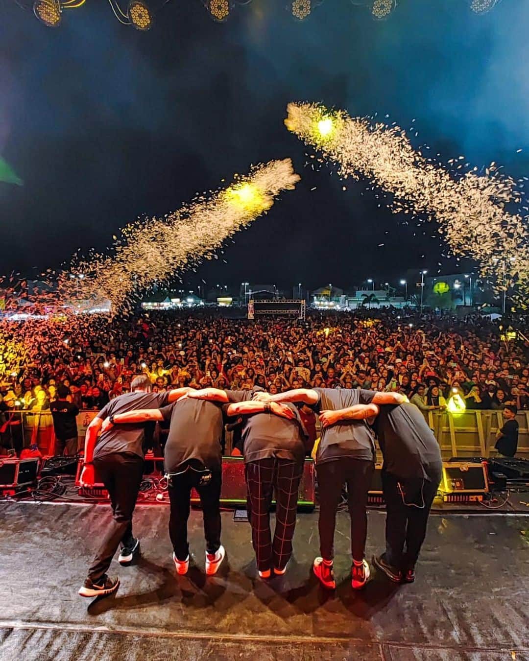 Sorriso Marotoのインスタグラム：「30 mil pessoas vieram curtir o feriado com a gente!💥   Pelos registros dá pra sentir a energia que rolou daí, né? 😍  Foi bom demais comemorar com vocês, parabéns Iguaba Grande-RJ pelos 28 anos! 🔥🙌🏽」