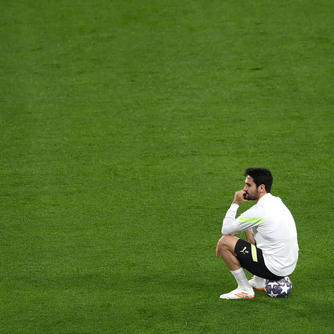イルカイ・ギュンドアンのインスタグラム：「The calm before the storm 🇹🇷⚡️🎱 #Istanbul #UCLfinal」