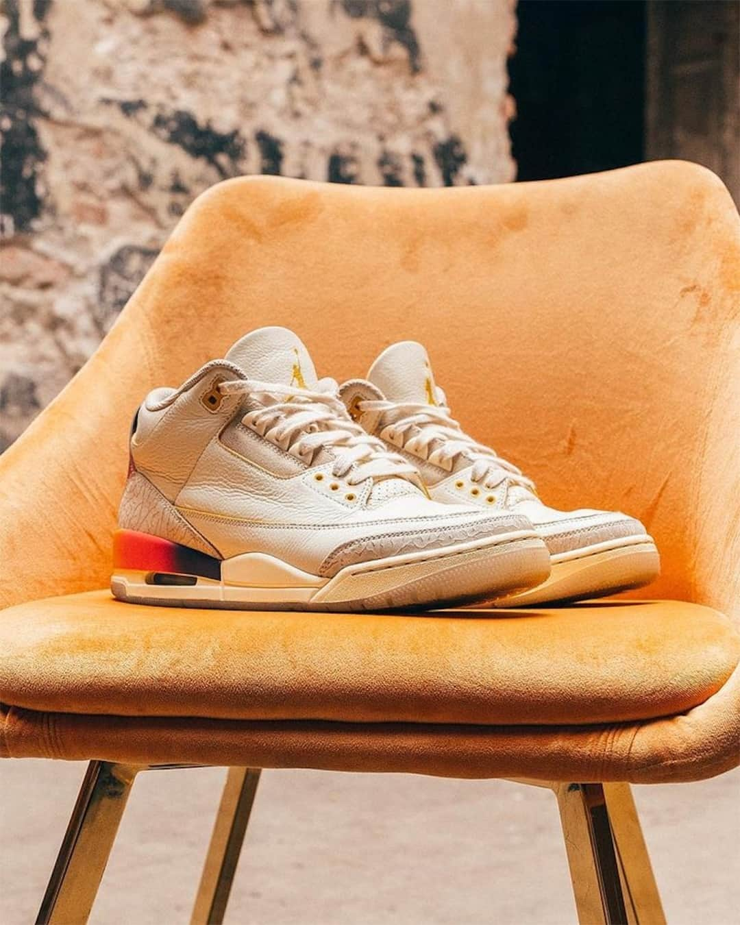 Sneaker Newsさんのインスタグラム写真 - (Sneaker NewsInstagram)「Up close with the @jbalvin x Air Jordan 3 Retro! The design is inspired by the sunset in Medillin, Colombia. Look out for these in September! LINK IN BIO for more details.⁠ 📷️: @oscar_castillo」6月10日 5時21分 - sneakernews