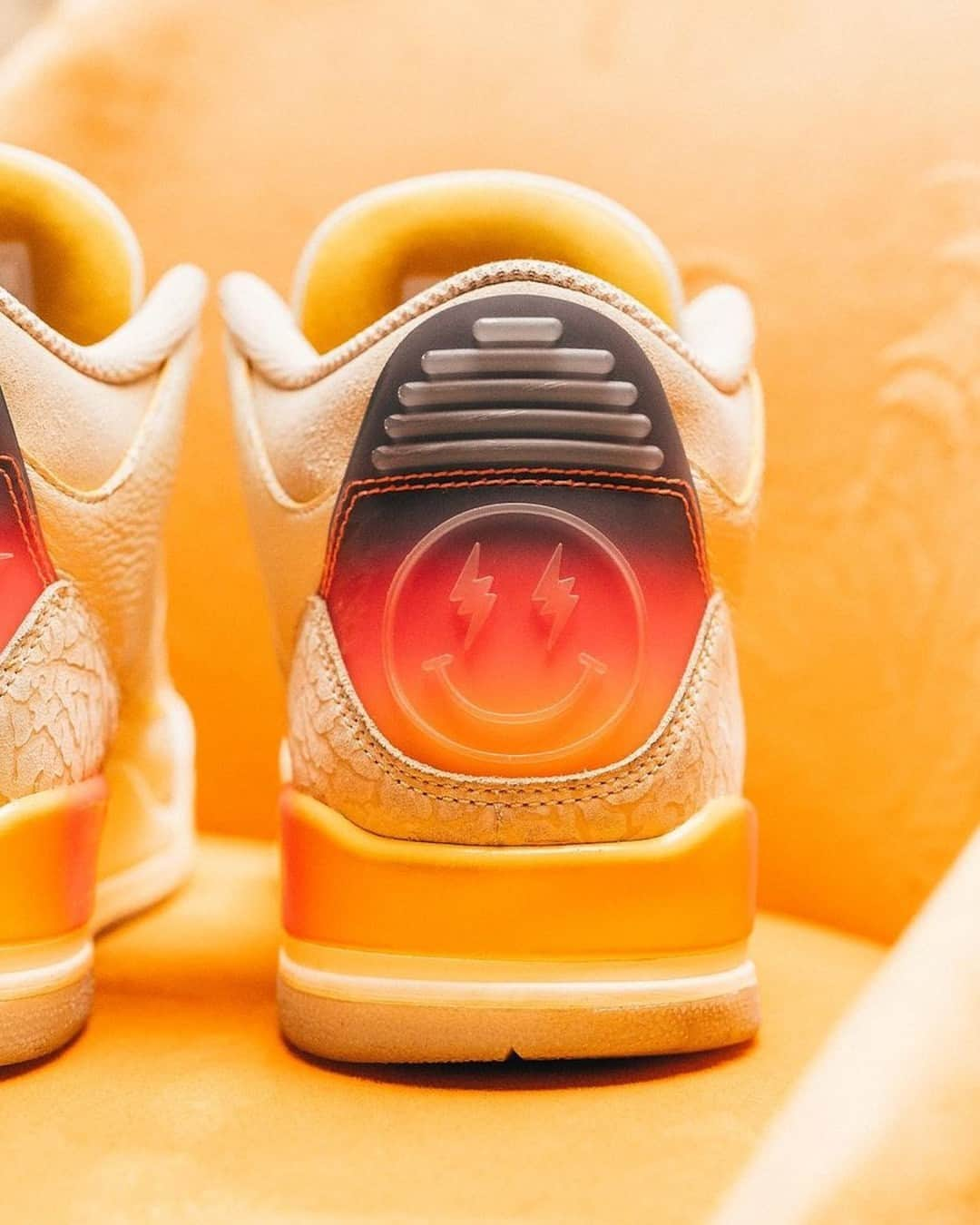 Sneaker Newsさんのインスタグラム写真 - (Sneaker NewsInstagram)「Up close with the @jbalvin x Air Jordan 3 Retro! The design is inspired by the sunset in Medillin, Colombia. Look out for these in September! LINK IN BIO for more details.⁠ 📷️: @oscar_castillo」6月10日 5時21分 - sneakernews