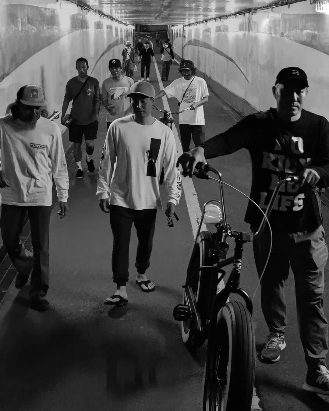 佐々木明のインスタグラム：「Weekend with  Peace man‘s🤙🏽 🏄‍♂️🏄‍♂️🏄‍♂️friends🏄‍♂️🏄‍♂️🏄‍♂️  週末は食いしばらないでスーパーに楽しく過ごすって決めてます🫶 週末には湘南を訪れ、付き合ってくれるみんな本当にありがとう😌 北海道と湘南は僕の大切な場所です。  まち中華からまち中華へのハシゴはとっても中華でした🥟 内転筋を効かせないと油で足を滑らせる程のハイレベルな中華。 円卓でくるくるさせ仲間で輪になれる中華。 最高の週末スタートを切りました  📷 #leitzphone1  #leicaphone  #ライカの携帯 @leica_camera_japan  @hullstubby @maco.961 はまた今度😊 @samicrown_lens は帰国待ち🤘」