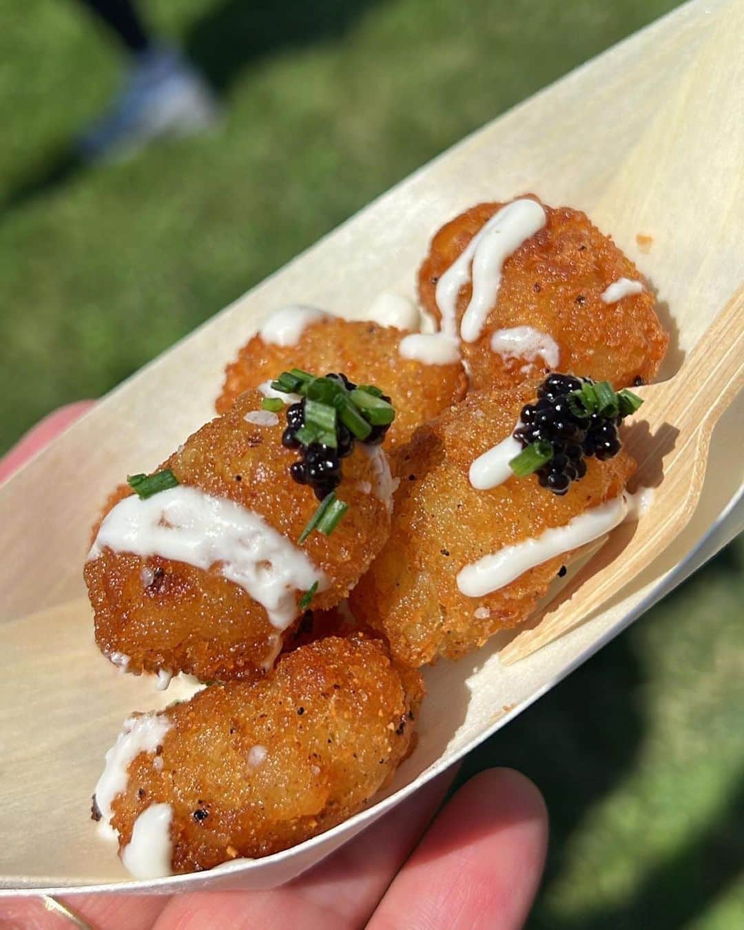 JEN ATKINさんのインスタグラム写真 - (JEN ATKINInstagram)「caviar tater tots at camp @theouai ?! we officially made it🎯 jokes aside i love getting to work & create alongside these great humans and i don’t EVER take it for granted. everyone’s a winner at CAMP OUAI! 🥇🤍🌈」6月10日 5時38分 - jenatkinhair