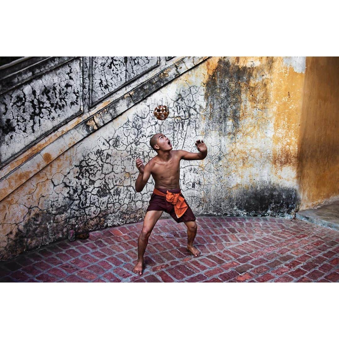 スティーブ・マカリーさんのインスタグラム写真 - (スティーブ・マカリーInstagram)「A monk plays a game called "Chinlone." It's Myanmar's version of hacky-sack. The point of the game is to keep the ball from hitting the ground. Mandalay, Myanmar (Burma), 2011」6月10日 5時48分 - stevemccurryofficial