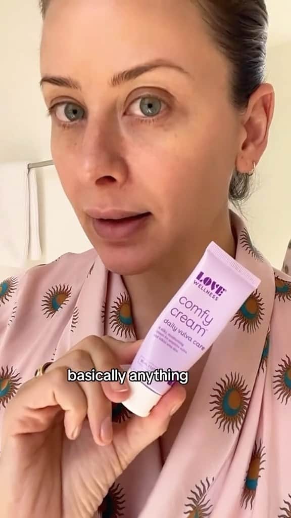 ロー・ボスワースのインスタグラム：「Back to share another skincare routine with you all! You have a summer skincare routine for your face- but what about for down there? These are my skincare for down there must-haves from @lovewellness and more 💜」