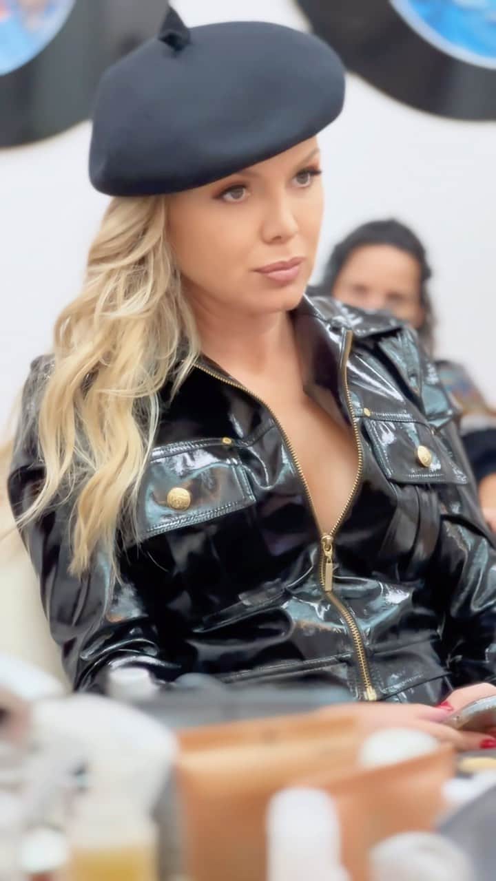 Eliana Michaelichin Bezerraのインスタグラム：「Pelos bastidores já dá pra sentir o que vem por aí. A @nicolebahls me recebeu em sua mansão e nós batemos um papo super gostoso. Vocês vão amar. Além disso, o Rola ou Enrola promeeete. Será que vai Rolar pra alguém? 😆  Te espero, hein? Domingo, às 15h, no SBT.」