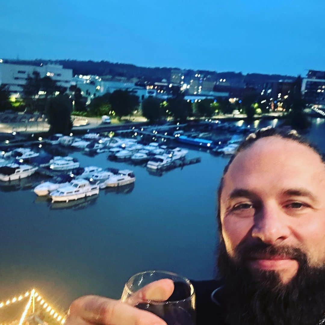 ランス・アーチャーのインスタグラム：「Cheers mate! #uk 🇬🇧  #whiskeyandcoke」