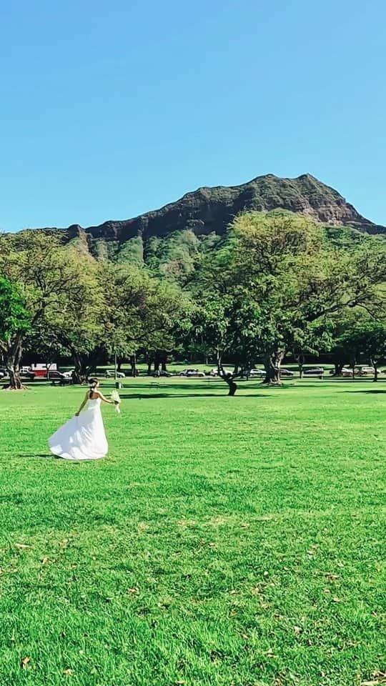 天霧真世のインスタグラム：「【𝙆𝙖𝙥𝙞𝙤𝙡𝙖𝙣𝙞 𝙋𝙖𝙧𝙠🏞🌺🌴】 ワイキキエリアの東側にある、カピオラニ公園🏞🌳⁡ ⁡ダイアモンドヘッドを一望できる最高の場所⛰️✨✨ ·⁡ とてもオススメの穴場フォトスポットです🎊💒📸 ⁡·  ⁡·⁡⁡⁡ ⁡⁡⁡⁡🔍3840 Paki Ave, Honolulu, HI 96815 ⁡· ⁡· ⁡·⁡ ⁡#laterpost⁡ #hawaii#honolulu⁡#kapiolanipark#diamondhead ⁡#ハワイ#オアフ島⁡#カピオラニ公園#ダイアモンドヘッド#🏞#⛰️ · 🌈@mayomayo.com_ 💎@mayosacise.official ✏@mayo_paint · ·⁡」