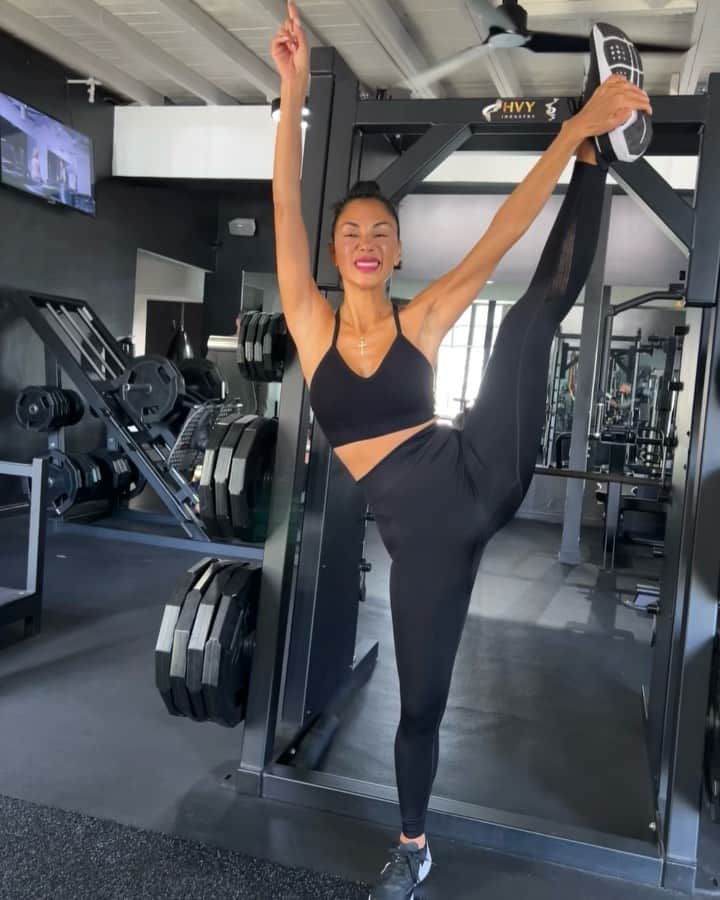 ニコール・シャージンガーのインスタグラム：「Who’s ready for the weekend!? Can’t wait to organize my entire closet and get that full 8 hours 🤸🏾‍♀️💪🏽😂」