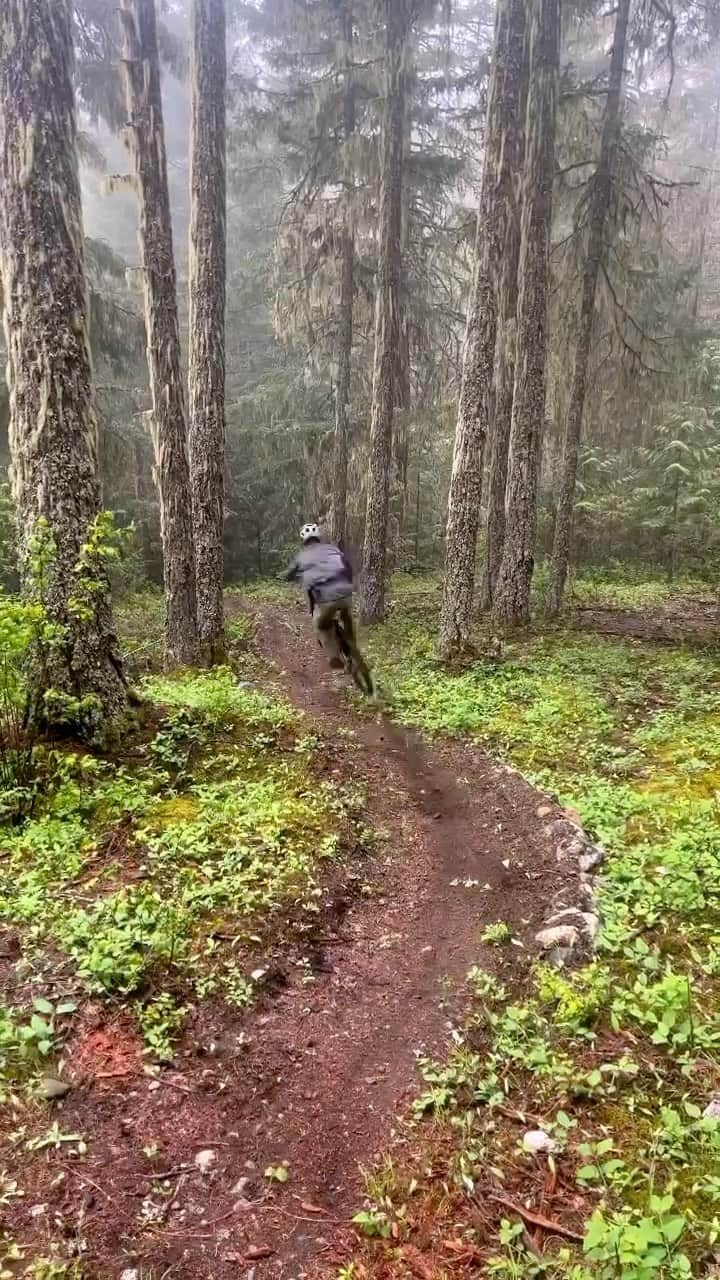 Smithのインスタグラム：「The dirt is moist in the PNW and we’re stoked to ride this weekend 🙌 Tag a friend you’re going to rip with this weekend.」