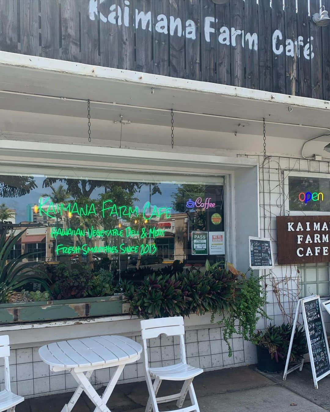 飯島寛子のインスタグラム：「久しぶりに @kaimanafarmcafe へ。 新しいオーナーのBrian Ito さんに色々お話しを伺いました。前オーナーのJunkoさんのメニューを残し　さらに進化して美味しくなって感激でした。 #kaimanafarmcafe #hawaiilife #vegan」