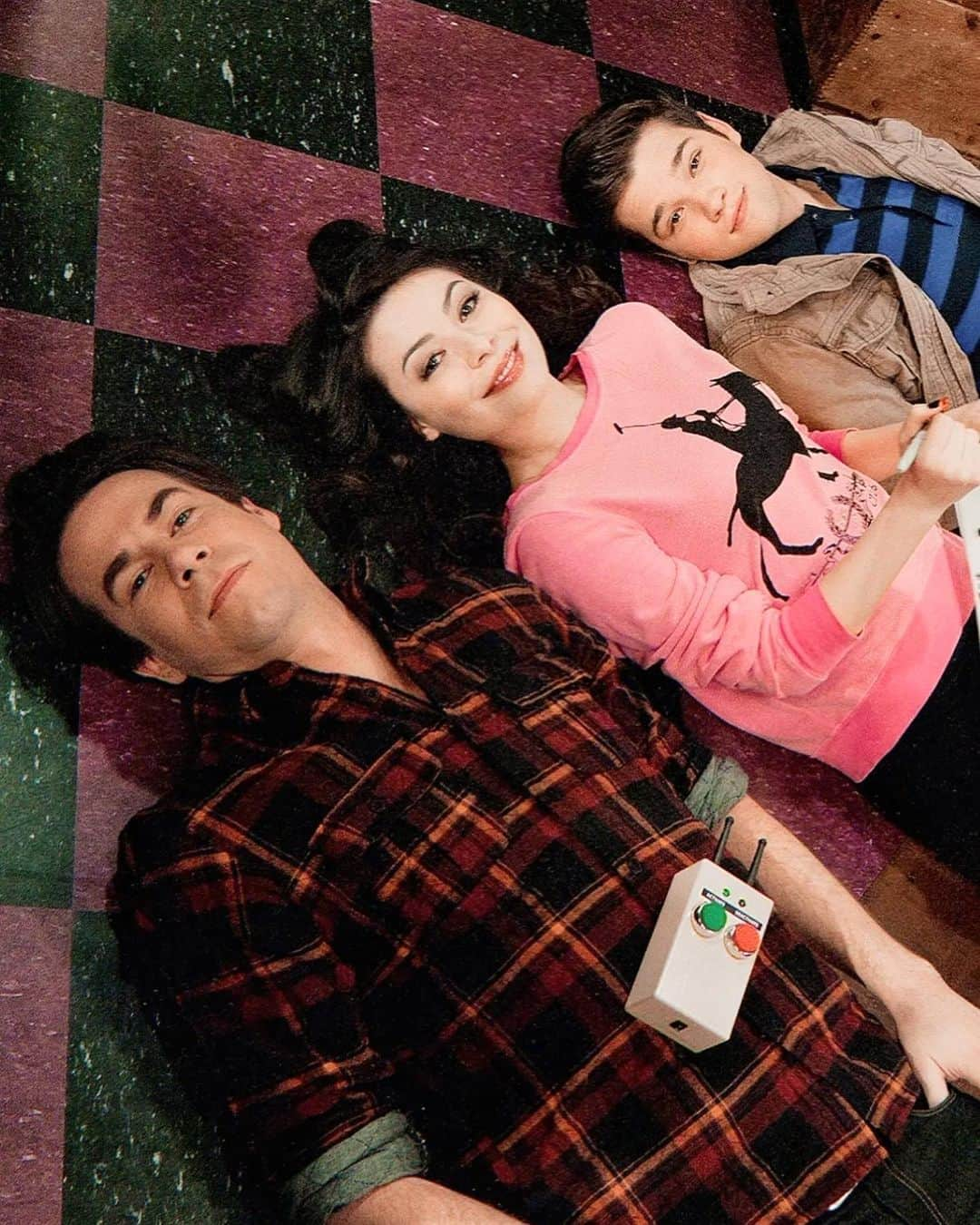 ミランダ・コスグローヴさんのインスタグラム写真 - (ミランダ・コスグローヴInstagram)「Hanging with two of the biggest dorks I’ve ever met   Hope you’re enjoying Season 3 of @icarly so far! New episodes every Thursday on @paramountplus 🤍」6月10日 6時41分 - mirandacosgrove