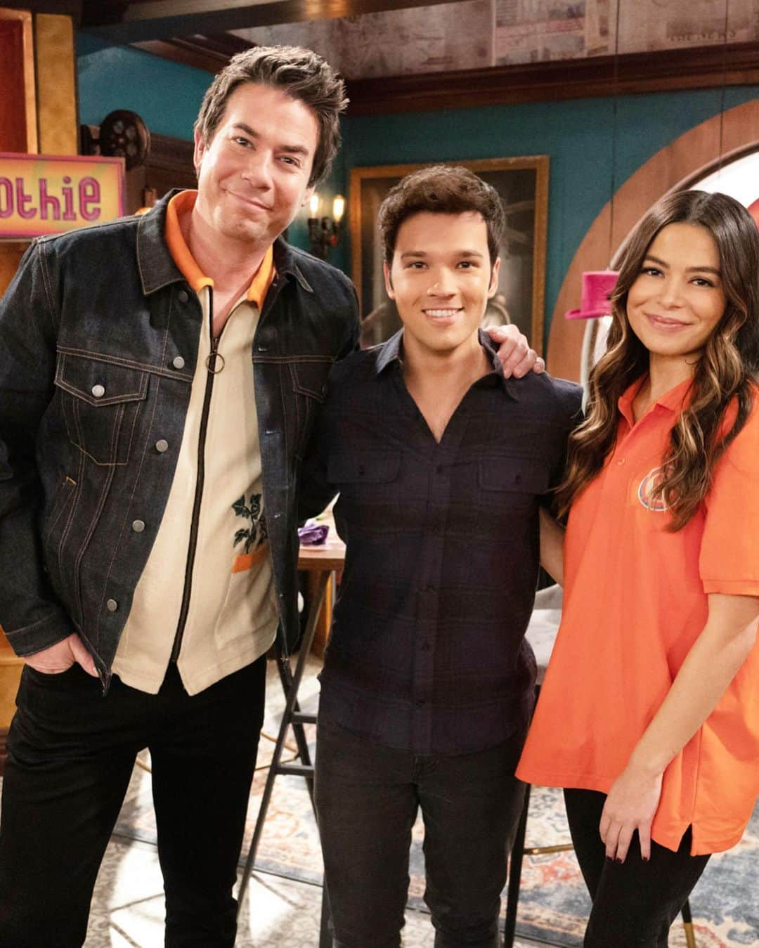 ミランダ・コスグローヴのインスタグラム：「Hanging with two of the biggest dorks I’ve ever met   Hope you’re enjoying Season 3 of @icarly so far! New episodes every Thursday on @paramountplus 🤍」