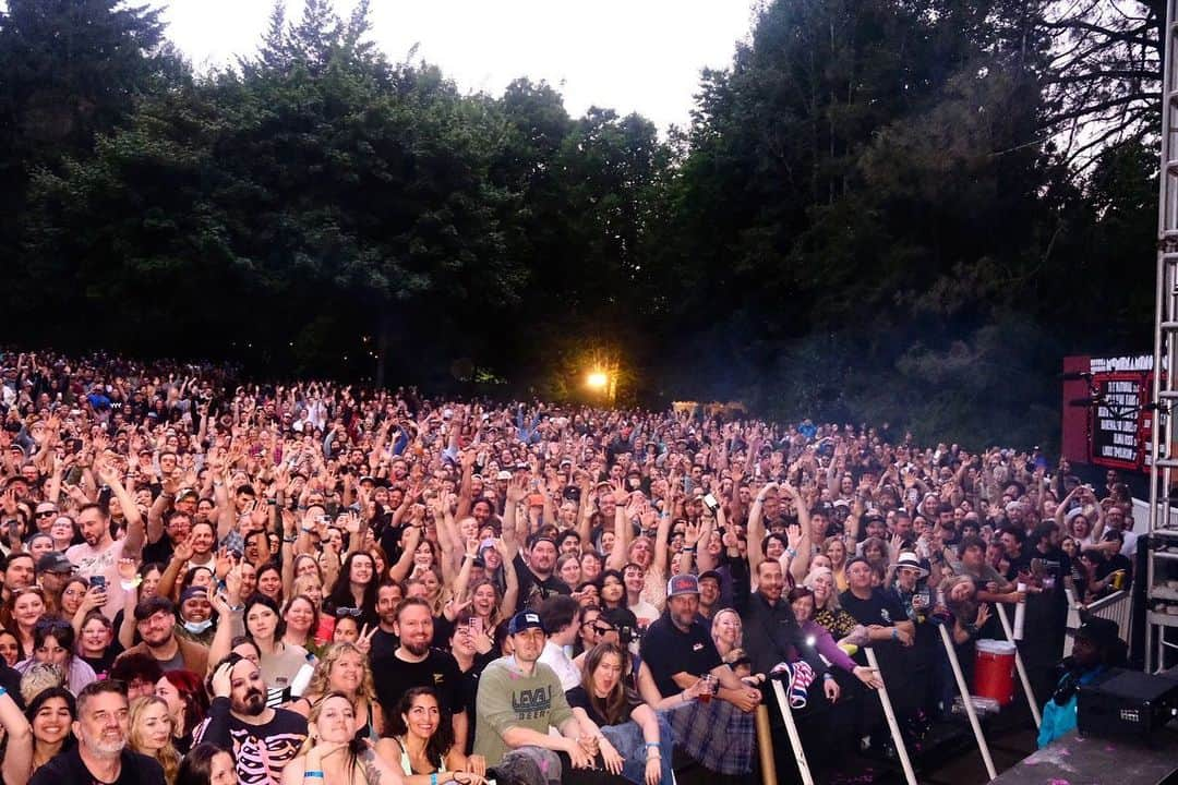 ヤー・ヤー・ヤーズさんのインスタグラム写真 - (ヤー・ヤー・ヤーズInstagram)「TY Portland you were absolutely electrifying @edgefieldconcerts 🤘  📷 2-3, 5-6, 9 @photobakery  1, 4, 7-8, 10 @little_vampire」6月10日 6時51分 - yeahyeahyeahs