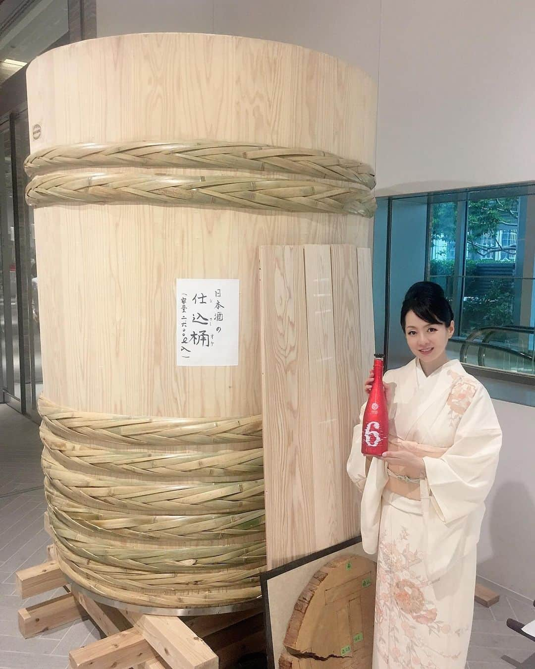 近藤淳子のインスタグラム：「「Fermentopia2023」〜新政酒造主催〜 東京ミッドタウン八重洲から、UTAGE中継をレポーターとしてお手伝いさせていただきました。   「Fermentopia2023」は、多様な視点から日本酒を含めた発酵食品や発酵業界に触れて、体験いただける発酵の楽園とのこと。   インタビュー出演いただいた豪華な面々は ・新政酒造　佐藤祐輔氏 ・ワインテイスター/ソムリエ　大越基裕氏 ・画家　小池壮太氏 ・EUREKA！千葉麻里絵氏   裏方として技術やディレクションを担当されたのは ・元坂酒造　元坂新平氏 ・福田酒造　福田竜也氏   新政酒造は 日本酒を醸すだけではなく、地域に根差した風土、歴史、伝統も醸しています。その情熱が、目の前の多くの人々の心に影響を与えている世界観に感銘を受けました。   ご興味のある方は、こちらのアーカイブ映像（約４０分）を、どうぞご覧ください。  https://www.youtube.com/live/isRWMu2xYuc?feature=share  #新政  #新政酒造  #発酵  #fermentopia2023」