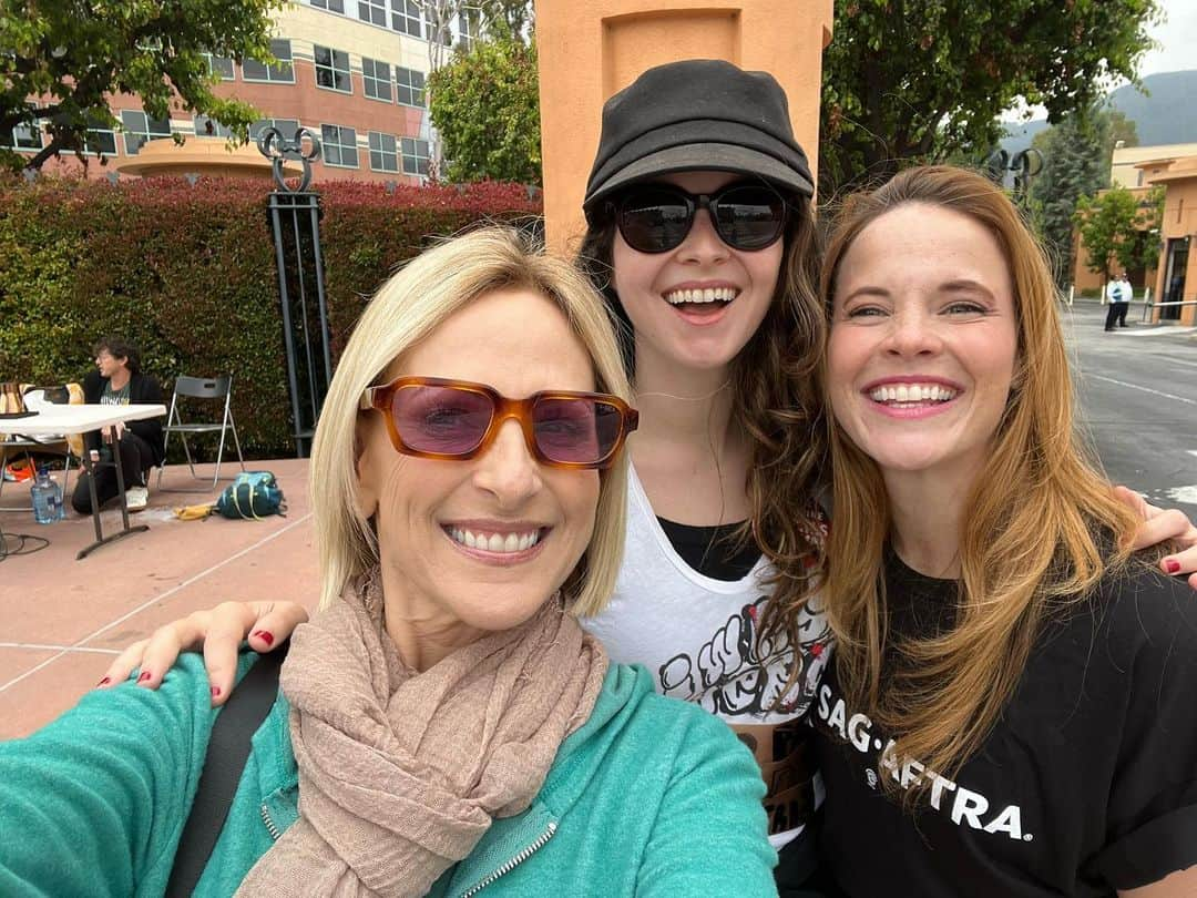 マーリー・マトリンさんのインスタグラム写真 - (マーリー・マトリンInstagram)「It was a @switchedatbirthtv reunion on the picket lines in support of our creator @lizzyweiss and all the wonderful writers and producers and members of the @wgaeast @wgawest @wgastrikeunite @wgadailypicket #rebootsab #rebootswitchedatbirth」6月10日 6時53分 - themarleematlin