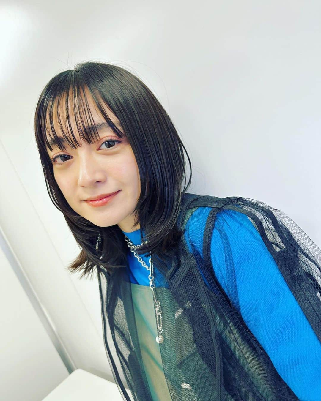 安達祐実のインスタグラム：「💙💚💙 前髪ひさしぶり過ぎて、 ヘアセットに戸惑う🥴」