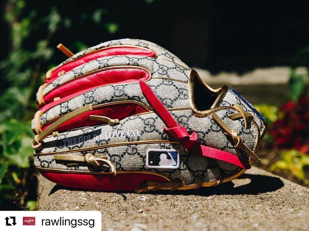 Rawlings Japanさんのインスタグラム写真 - (Rawlings JapanInstagram)「#Repost @rawlingssg with @use.repost ・・・ Rawlings x Gucci  We surprised @lindor12bc with one of the most unique gloves we’ve ever made.  #TeamRawlings #ローリングス  #グラブ @rawlings_japan_llc」6月10日 7時10分 - rawlings_japan_llc