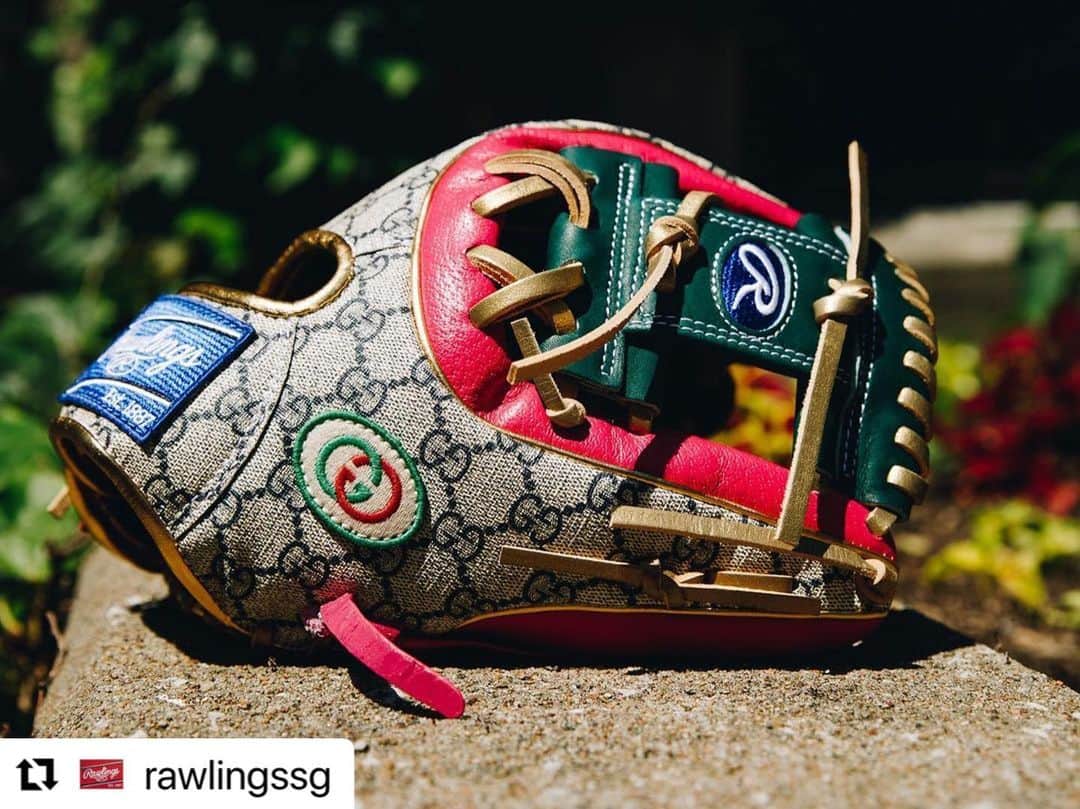 Rawlings Japanさんのインスタグラム写真 - (Rawlings JapanInstagram)「#Repost @rawlingssg with @use.repost ・・・ Rawlings x Gucci  We surprised @lindor12bc with one of the most unique gloves we’ve ever made.  #TeamRawlings #ローリングス  #グラブ @rawlings_japan_llc」6月10日 7時10分 - rawlings_japan_llc