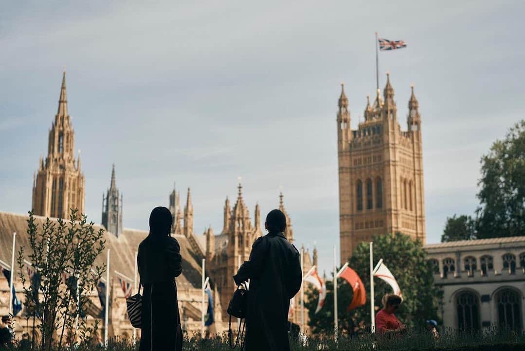 下仮屋カナエのインスタグラム：「半年前までは街も人も全て知らなかった ロンドンなのに今は名前を呼び合う人がいたり 完全に日常になってたり、この土地で自分の心地いい過ごし方がある🤍  言葉や文化が違う国に暮らして半年の日常は楽ではないけど、楽しいんです❣️  簡単な事が簡単に出来ない自分に落ち込んだり ストレスもあるけど楽しいんです❣️  きっとこれからも盛りだくさんにハプニングが起きると思うけど、正しく悩んで正しく成長していきます☺️🇬🇧 . . #londonlife #londontrip  #westminsterabbey  #海外移住 #ロンドン生活  #日常の切り取り」
