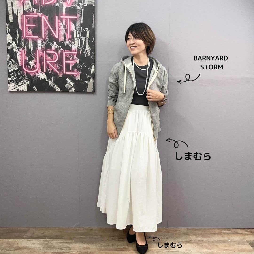 Yukarisuminoさんのインスタグラム写真 - (YukarisuminoInstagram)「しまむら購入品/ 白フレアスカートの着回し力たるや！！ ふんわりした白スカートはこの夏本当に使える♡  ラブリーにならない大人のコーデ4パターンやってみた。ポイントはカジュアルなアイテムと合わせること。 全部キレイめで揃えると、ドレッシーすぎてやり過ぎ感が出るので、パーカーとかボーダーとかスニーカーとかを入れることでバランスが良くなります。 コーデに大切なのはバランスだなぁと最近改めて思いますᴥ ------------------ タスランフレアSK 1,790円(税込1,969円) 522-0384 ------------------ #ママコーデ #ママファッション #ママ #プチプラコーデ #プチプラ #アラフォーコーデ #アラフォー #アラフォーママ #40代コーデ  #アラフィフ  #locari #trill #bys #folk #mery #4meee #mineby3mootd  #コーディネート  #jマダムのおしゃれ #レスブリス #しまむら #しまパト #しまむら購入品 #arashoes #ルミノア #UNIQLO」6月10日 7時10分 - yukarisumino