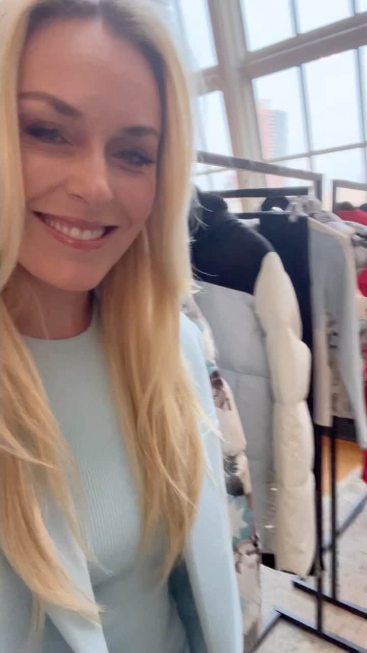 リンゼイ・ボンのインスタグラム：「Better than ever!! Bts of the launch of my winter 23/24 ski line called Legacy Line by @headsportswear in NYC. What a great day!… minus the crazy forest fire smoke (hope they are able to get in under control and that everyone is safe 🇨🇦🙏🏻)」