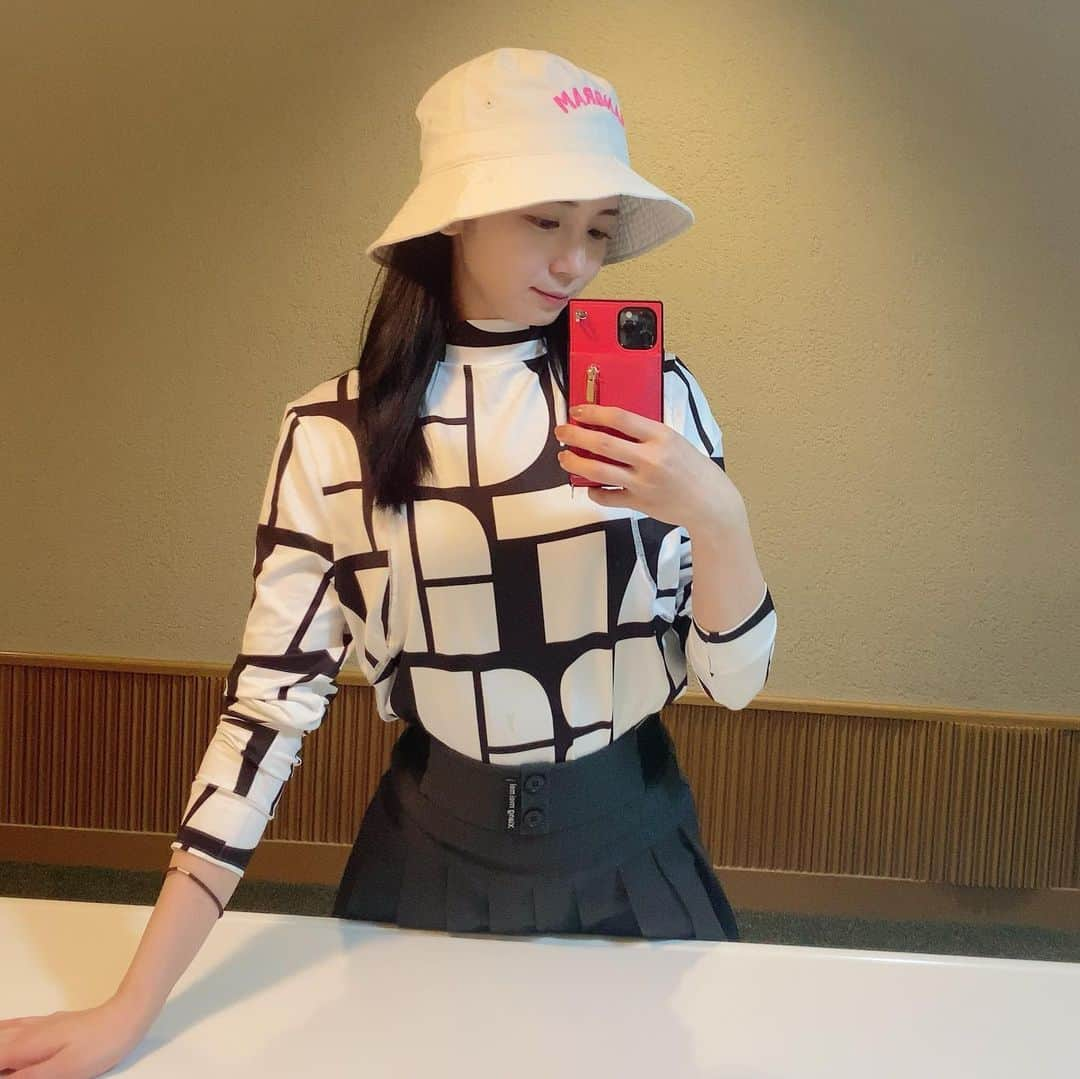 入来茉里さんのインスタグラム写真 - (入来茉里Instagram)「先日の⛳️🏌️‍♀️  Par 4でバンカー地獄 11打たたいて崩れ落ちたけど 楽しかった日😂♡  Wear @tangram_tokyo  新しいモックネックも可愛い  #golf #golfwear #golfswing #golflife #ゴルフ #ゴルフ女子 #ゴルフウェア #tangram #タングラム #japan」6月10日 7時24分 - iriki.mari_official