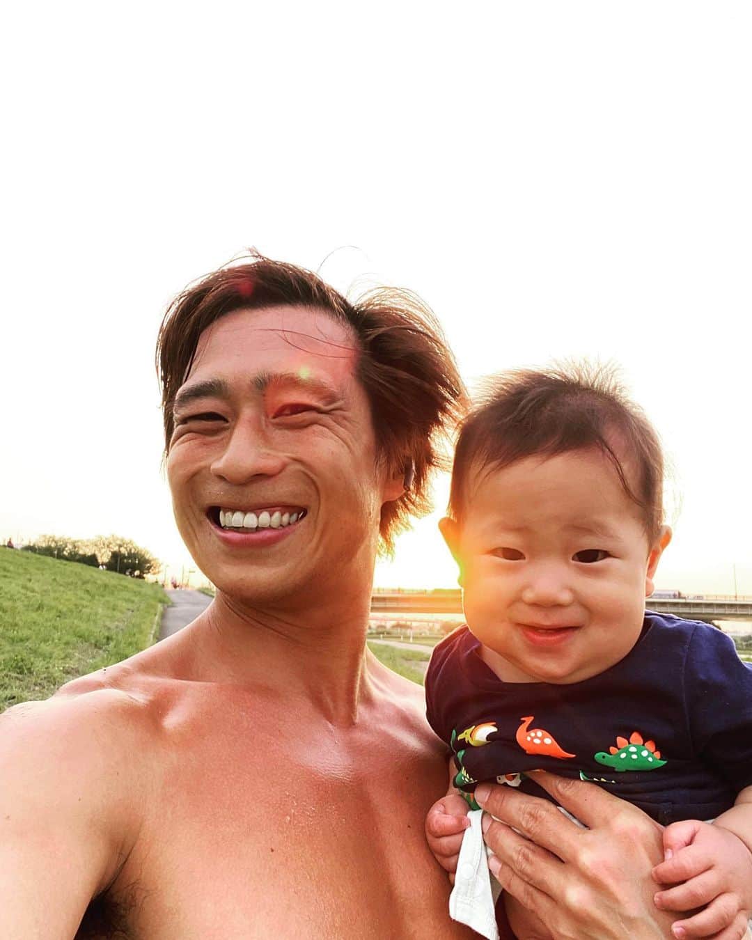クレイジーパパのインスタグラム：「クウガと一緒にトレーニング🏋️最近の日課✨  自分に負けそうな時、クウガの寝顔と笑顔があれば元気100倍💯  イヤフォンはクレイジーパパ初期の頃からお世話になっている @sudio   今は最新モデルN2 proを愛用🎵  洗練されたデザインにクールなブラックカラー😎  1番気に入ってるのはIPX4の防水性能！汗をまったく気にしなくて済む🫢  クウガ同様トレーニングには欠かせない大切な仲間🤝  トレーニングする方、オススメです‼️  公式ストア限定クーポンcrazypapa.tvで3ヶ月限定15%OFF⤵️  いつまでも若いパパ目指します👨  #sudio #designingsound #sudioN2Pro #PR」