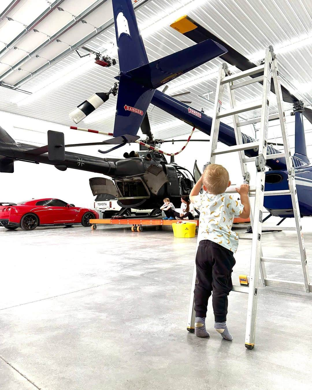 ローマン・アトウッドのインスタグラム：「The new garage is finished. We call it The Bird House.   For about 10 years I talked about owning and learning to fly helicopters. A crazy little passion I’ve always had. I completed all the training and passed all my tests. I’m now officially a helicopter pilot. Another wild dream that came true.   Please go after your passion! Even if it takes 10years! 20years! 30 years! You got this 💪🏼」