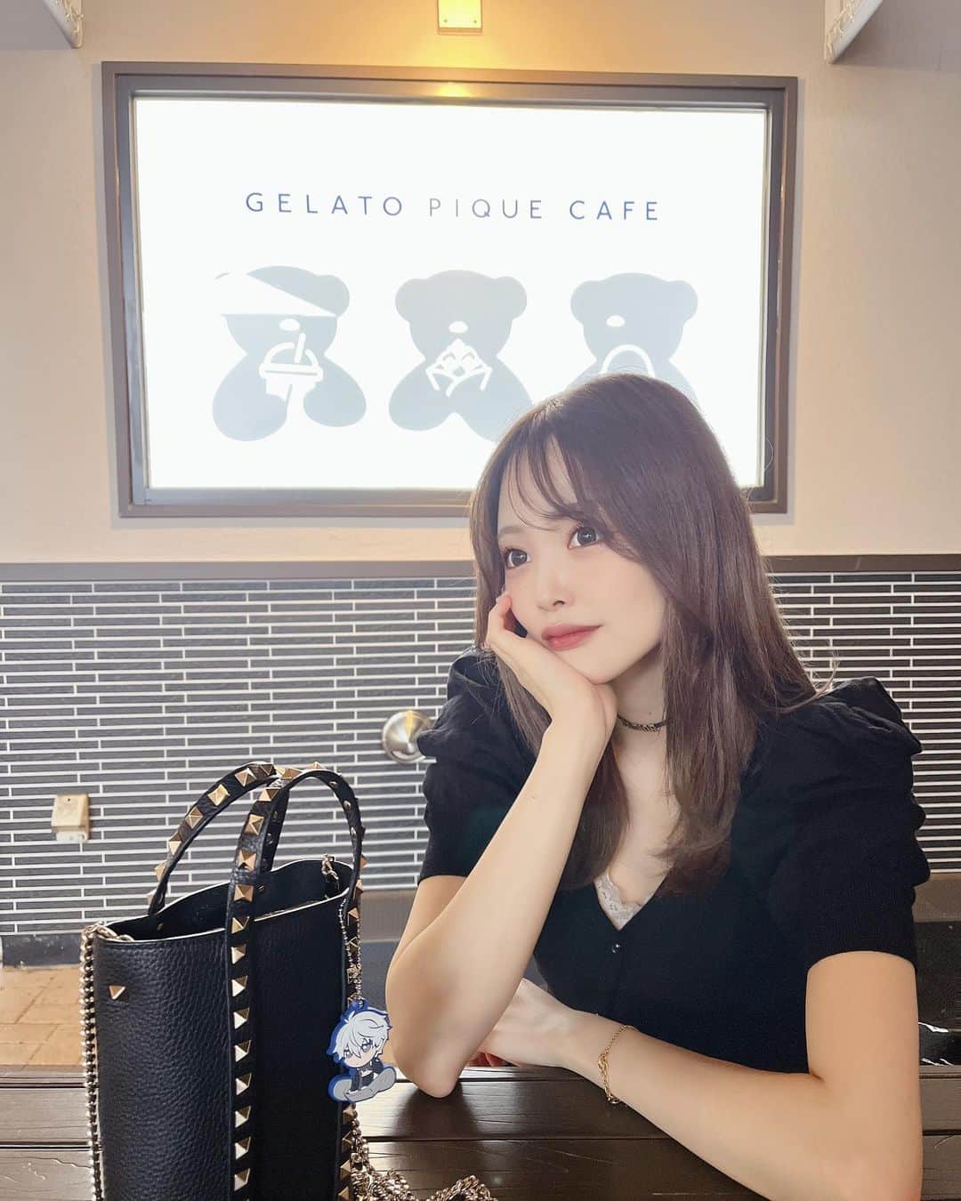 鳥海絢菜のインスタグラム：「・ gelato piqueのクレープがすき‪🧴🩵 アウトレット行った時限定🛒 ・ ・ ・ カバンに凪誠士郎つけてる♡ ・ ・ ・ ・ ・ ・ #outlet #gelatopique #fashion #valentino #idol #御殿場 #ジェラピケ #カフェ #アイドル #bluelock #korea #韓国」