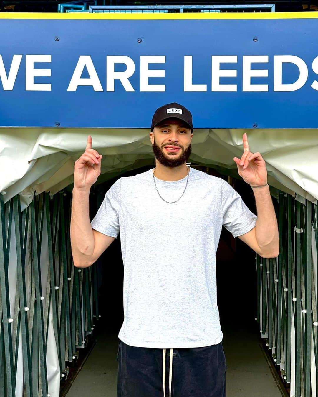 ラリー・ナンス・ジュニアさんのインスタグラム写真 - (ラリー・ナンス・ジュニアInstagram)「Absolutely honored to be a part of the new ownership group to have taken over @leedsunited 💙🤍💛 LEEDS LEEDS LEEDS」6月10日 7時41分 - larrydn7