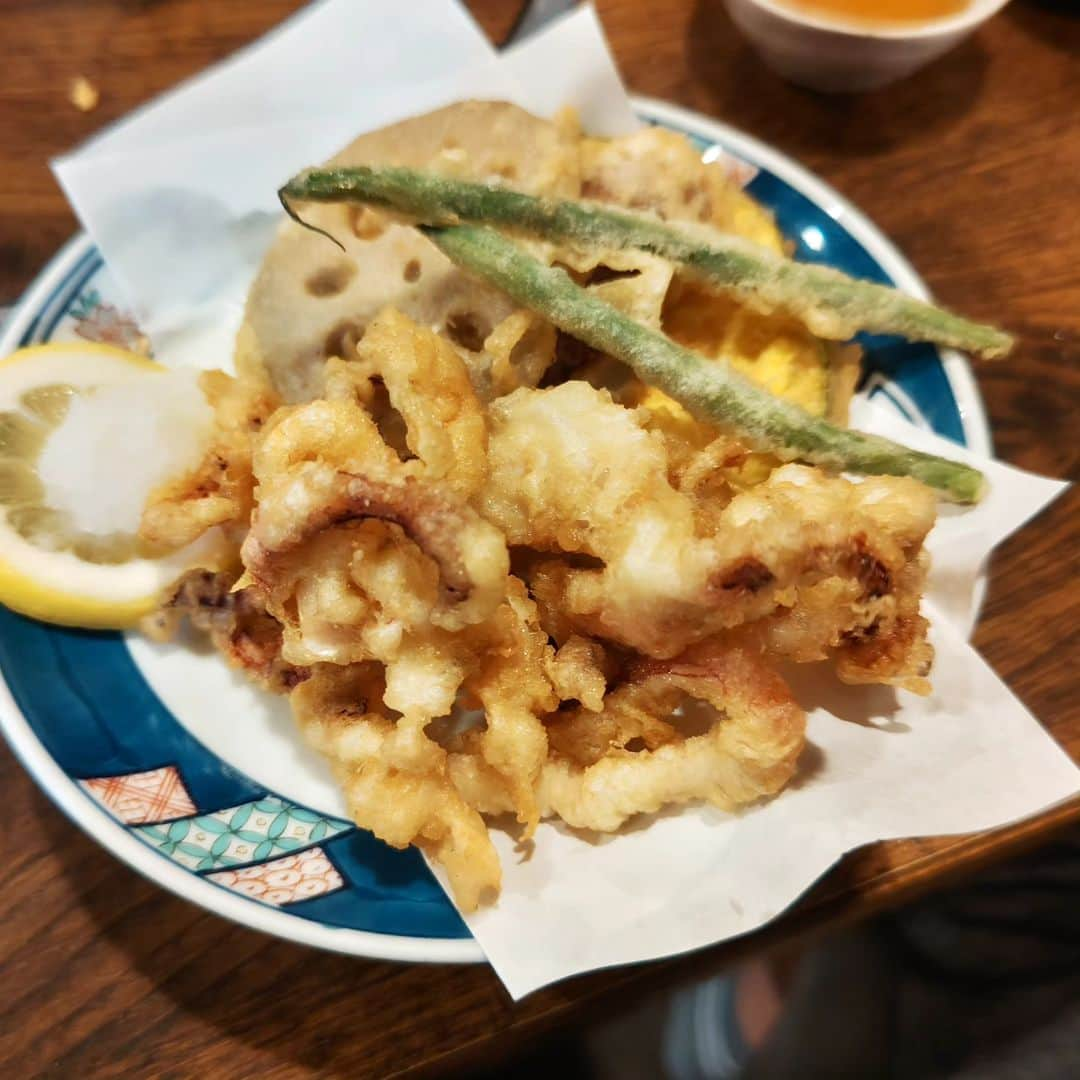 和田益典さんのインスタグラム写真 - (和田益典Instagram)「◆まいどな昨日の晩ごはん  ３週間ぶりの隠れ家。  いつもの「刺し身三品＆小鉢＆タコ酢＆生中」の超お得なセットからスタート。 (値段教えない)  定番の手作りコロッケや手羽塩、そしてハモ天。  久々にレンコンはさみ揚げがラインナップされてたので勿論チョイス。 (かつてはレギュラーメニューだったが最近はイレギュラーなのだ)  前回卸しておいた いいちこ一升瓶を開封して水割りで嗜む。  〆は茶蕎麦とゲソ天でリッチな天ざるとする。 . . #場所教えないシリーズ #さしみ #天ぷら #天婦羅 #ホタテ塩焼き #帆立 #トロ #マグロ #鱧の天ぷら #はも天ぷら #はも天 #茶そば #刺身 #造り #鱧 #ゲソ天 #手羽塩 #たこ酢 #小鉢 #コロッケ #居酒屋 #呑み屋 #夕食 #ご飯 #れんこんはさみ揚げ #dinner #delicious #gourmet #foodstagram #seafood .」6月10日 7時47分 - masunori_wada