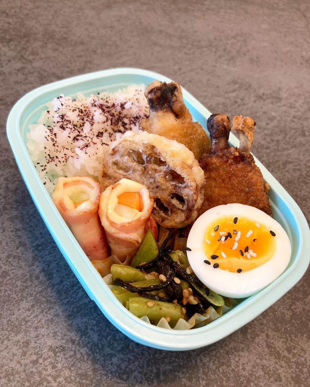 村田千弥のインスタグラム：「我が家の定番手羽先🐔 #サタデースクール弁当   娘の大好きなミニトマトを冷蔵庫に切らしてたから、 代わりにチェリーを入れてあげようと思ってたのに・・・  食べられてた🤪🍒」
